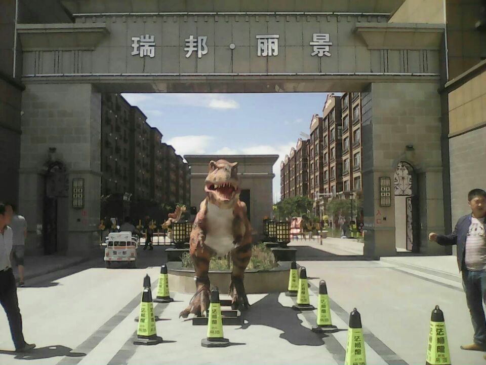 2016年新疆塔城地区额敏县瑞邦丽景楼盘仿真恐龙展策划、制作、展出。